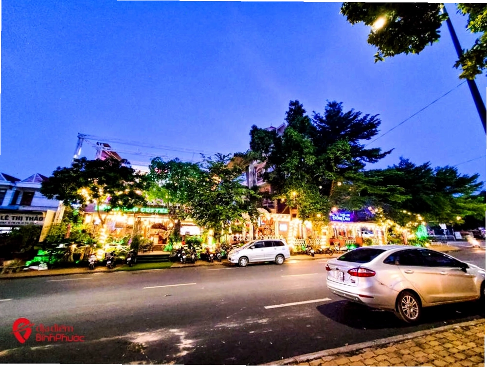 Đồ uống và món ăn nhẹ tại Cafe Đồng Dao