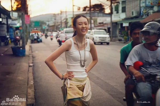 Đồng Dao trong trang phục đời thường