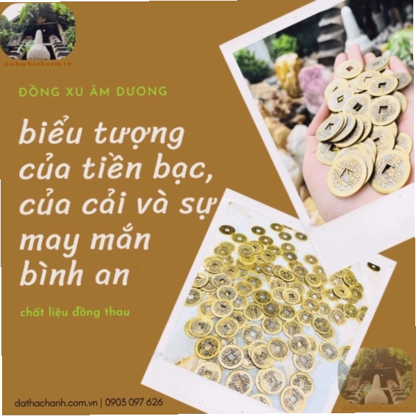 Đồng xu âm dương đặt trên bàn làm việc thu hút tài lộc