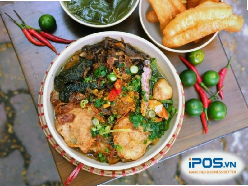 Du khách chụp ảnh món ăn trong food tour