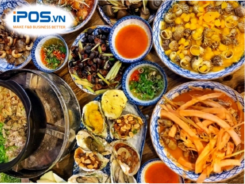 Du khách thưởng thức món ăn trong một chuyến food tour