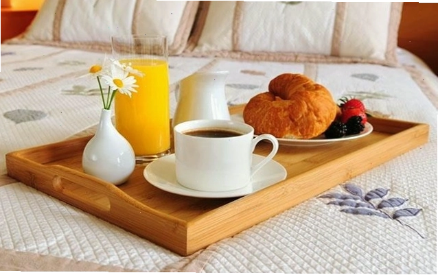 Du khách và chủ nhà Bed and Breakfast trò chuyện vui vẻ
