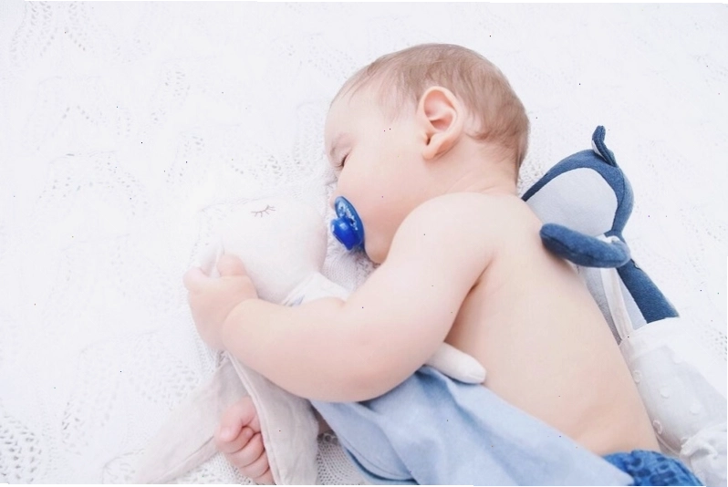 Dùng ti giả và chèn gối cho con khi ngủ