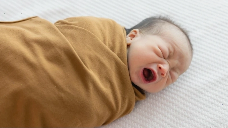 Em bé đang được quấn chũn