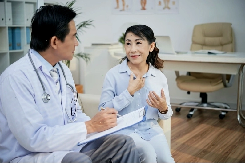 Gặp bác sĩ để đánh giá vết cắn và quyết định tiêm phòng