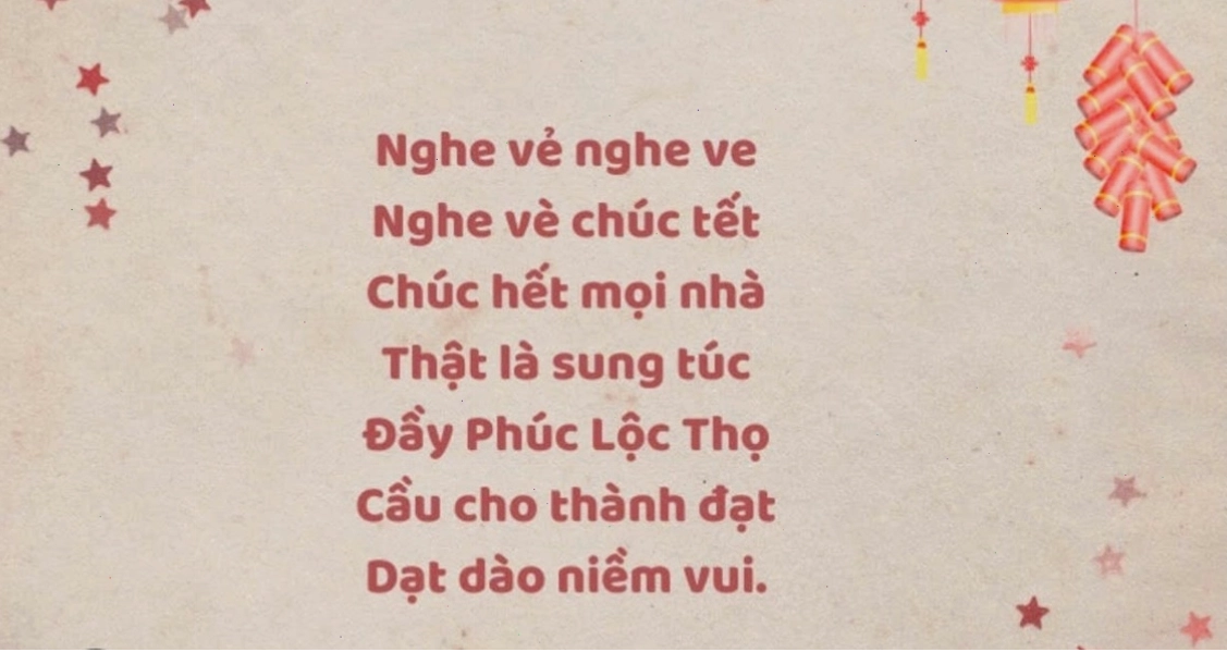Gia đình quây quần bên mâm cỗ Tết