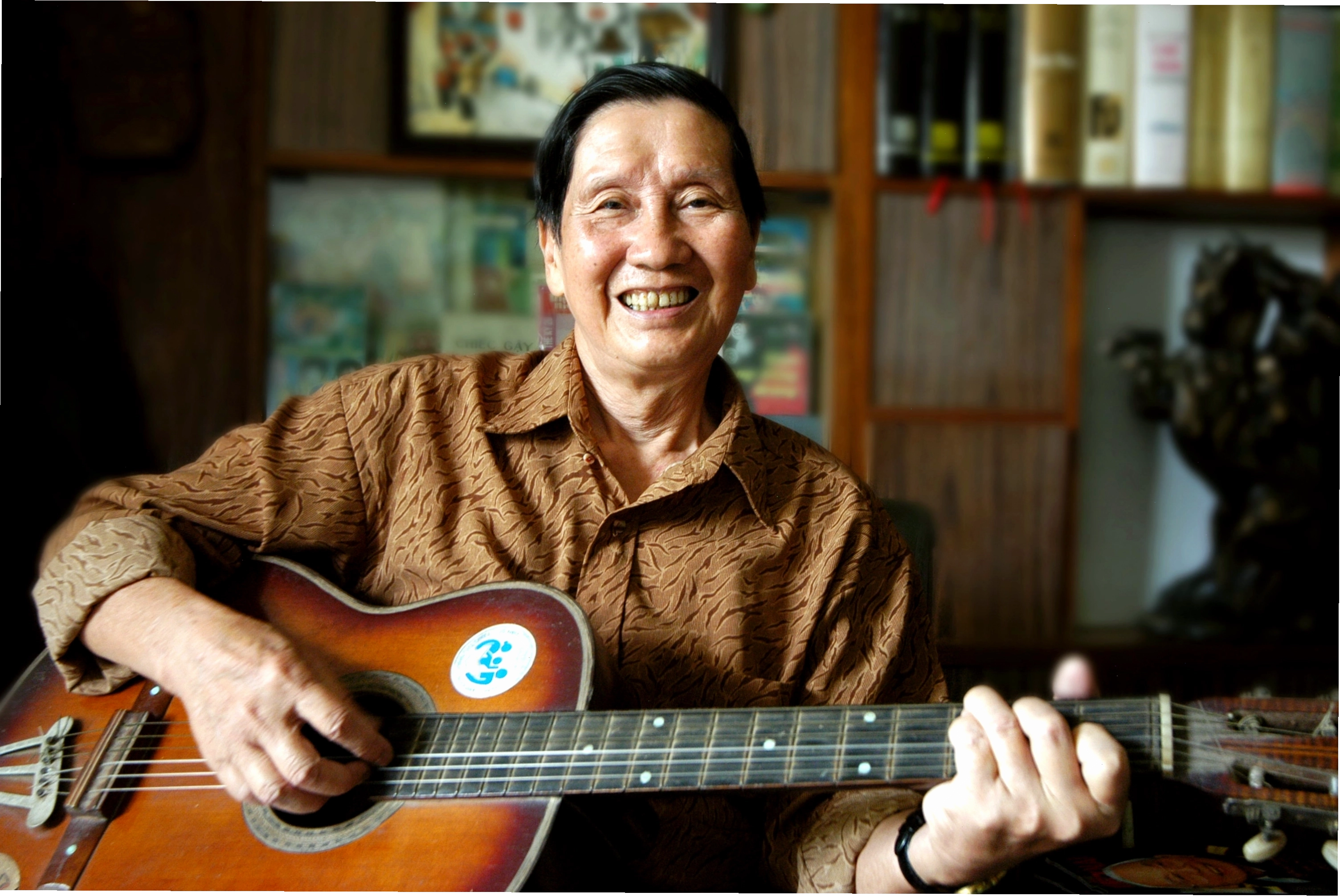 Gia đình quây quần bên nhau nghe nhạc đồng dao beat MP3