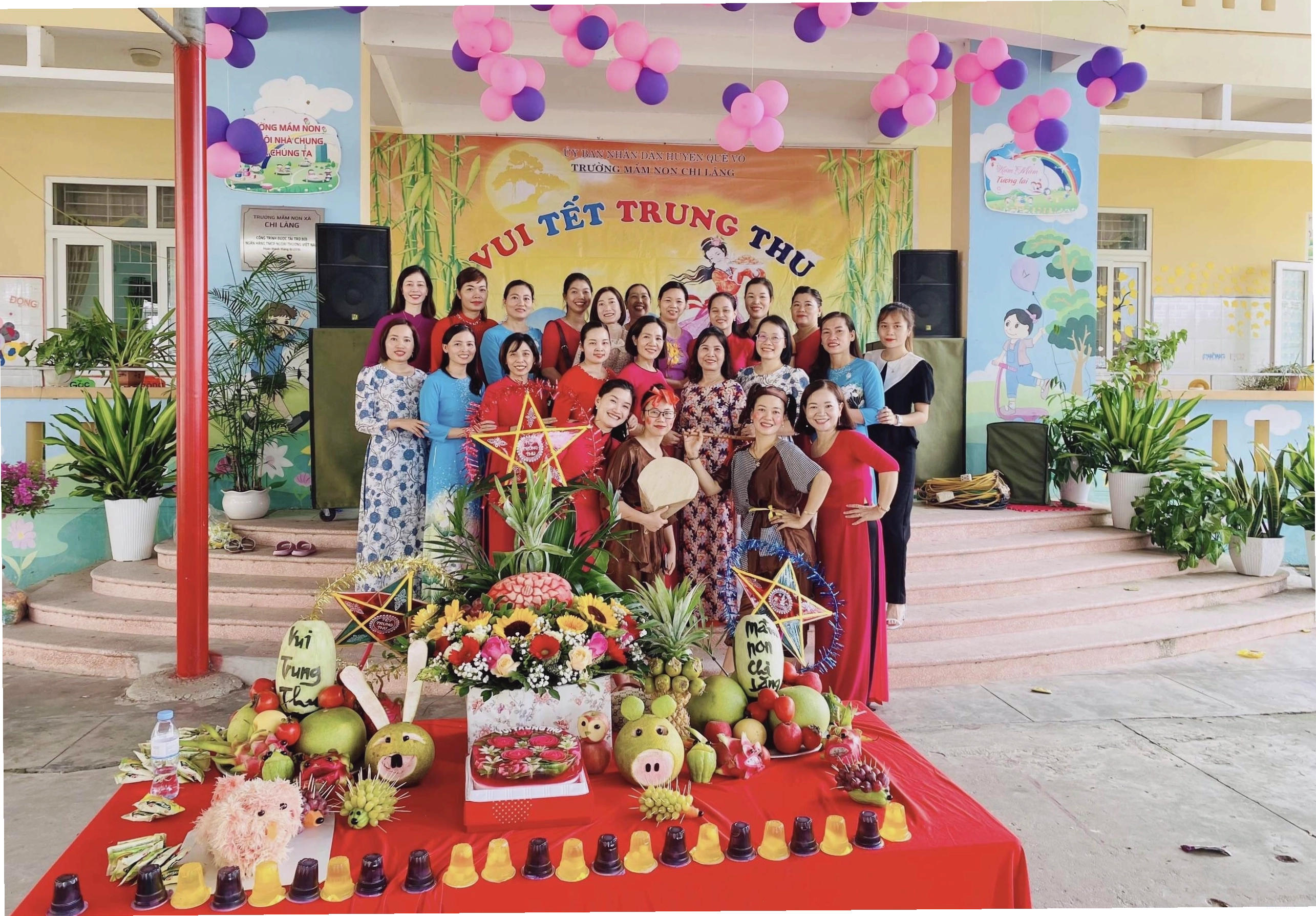 Giáo viên tương tác với trẻ trong giờ học đồng dao