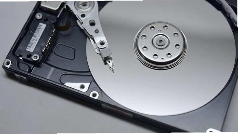 Hai ổ cứng SSD và HDD đặt cạnh nhau để so sánh