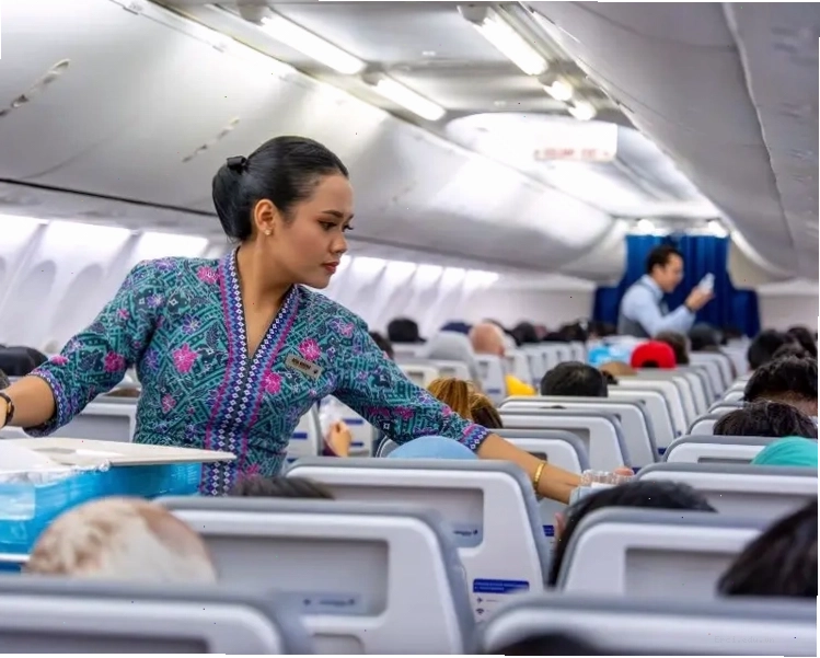 Hành khách đang kiểm tra thông tin chuyến bay trên bảng điện tử tại sân bay