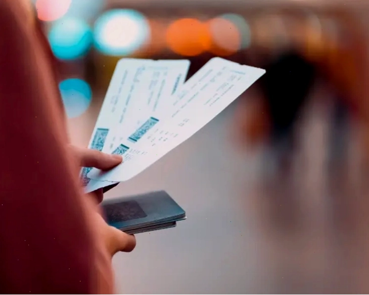 Hành khách làm thủ tục check-in tại máy kiosk