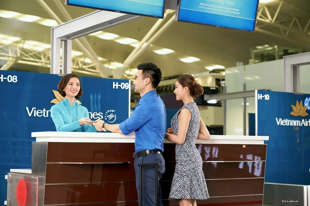 Hành khách làm thủ tục check-in tại sân bay