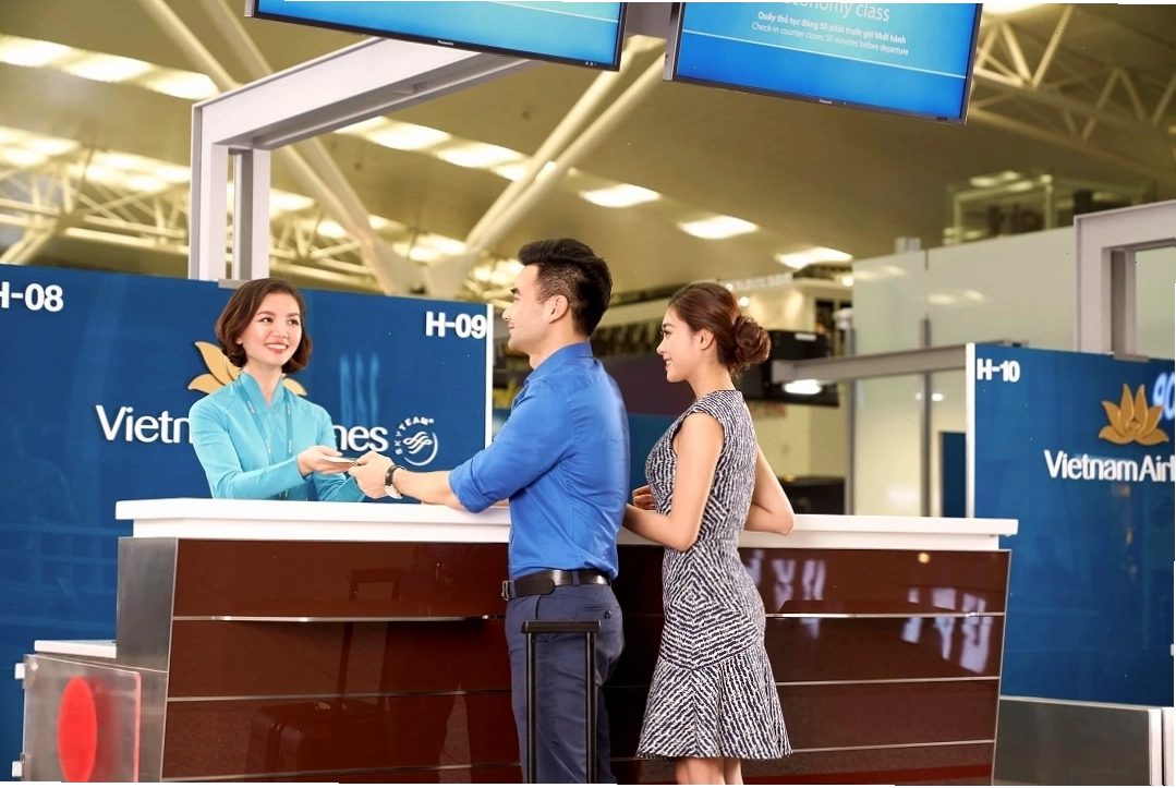 Hành khách làm thủ tục check-in tại sân bay để chuẩn bị cho giờ ra tàu bay