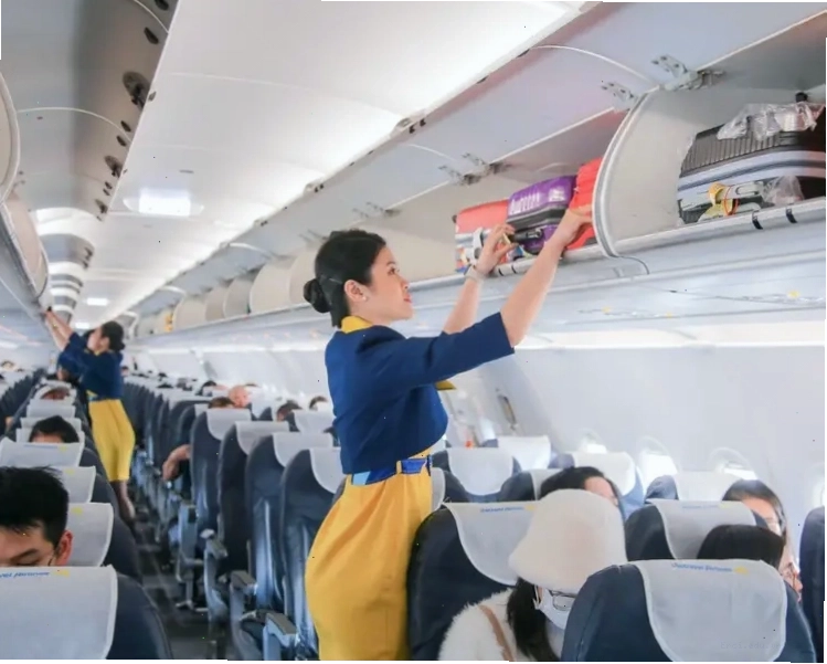 Hành khách làm thủ tục tại quầy vé của Vietnam Airlines