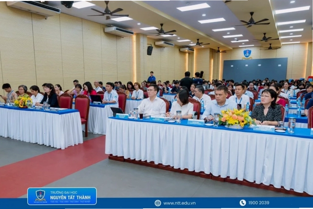 Hình ảnh chuyên gia y tế tư vấn cho bệnh nhân