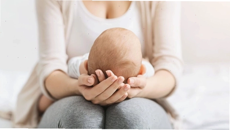 Hình ảnh minh họa một em bé đang ngủ say trên nôi
