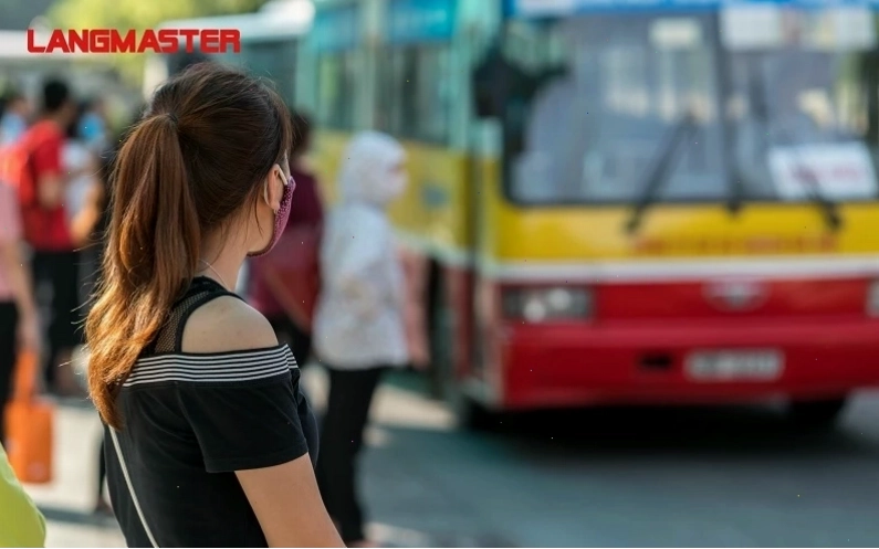 Hình ảnh minh họa một trạm xe buýt ven đường có biển báo