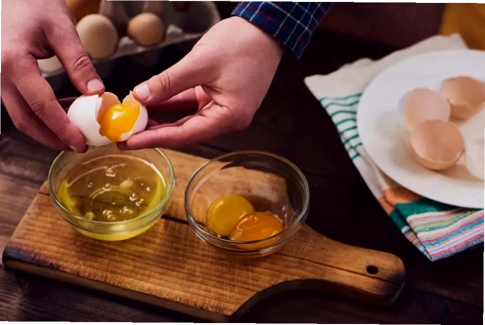 Hình ảnh minh họa nguy cơ nhiễm khuẩn Salmonella từ lòng trắng trứng gà sống