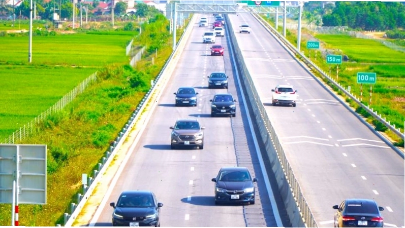 Hình ảnh minh họa xe gặp khó khăn khi qua trạm thu phí do chưa chuyển đổi tài khoản