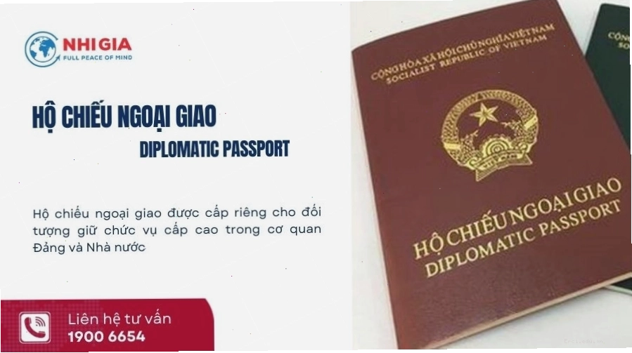 Hộ chiếu ngoại giao màu đỏ thẫm với biểu tượng quốc huy nổi bật