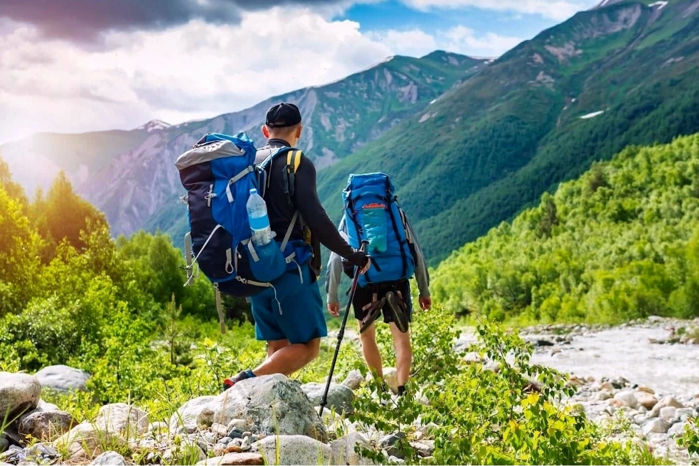 Hoạt động Trekking trong rừng núi