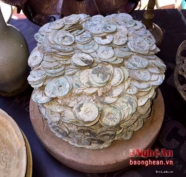 Hũ đựng tiền cổ bị vỡ