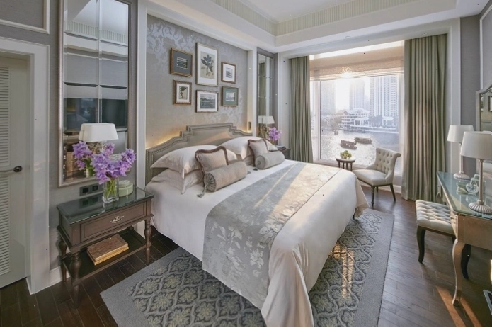 Junior Suite với giường ngủ lớn và khu vực sofa nhỏ