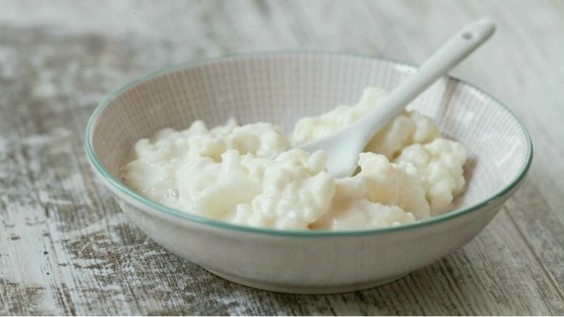 Kefir sữa được làm từ sữa bò, dê hoặc cừu lên men cùng hạt kefir