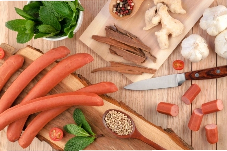 Kết hợp xúc xích với rau củ tươi để đảm bảo dinh dưỡng