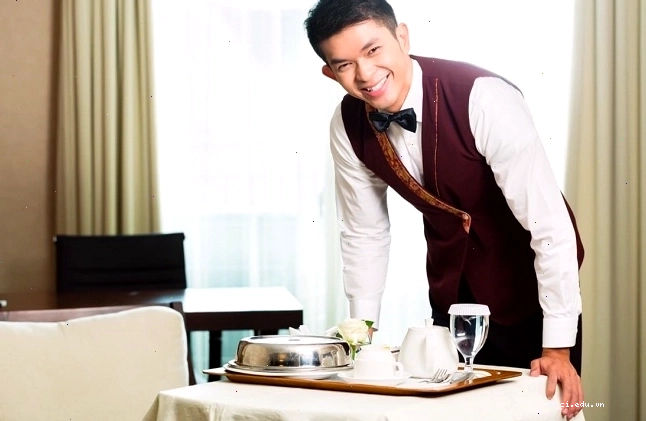 Khách hàng tận hưởng dịch vụ Room Service tại phòng