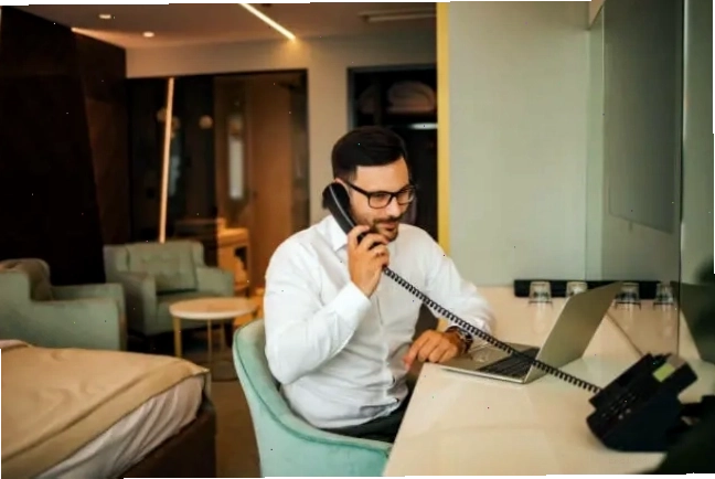 Khách hàng xem thực đơn Room Service trong phòng