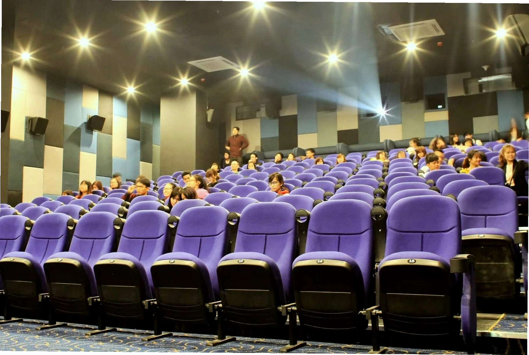 Khán giả thưởng thức phim tại rạp chiếu ngoài trời