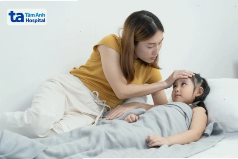 Khi có dấu hiệu sốt bất thường cần gặp bác sĩ ngay để được thăm khám và tư vấn
