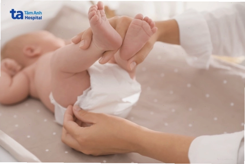 Khi trẻ sơ sinh bị tiêu chảy, mẹ nên thay tã cho trẻ thường xuyên