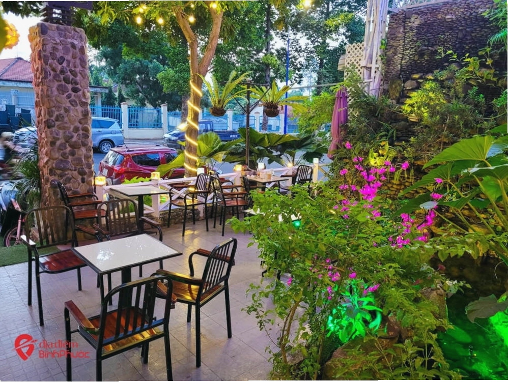Không gian bên trong ấm cúng của Cafe Đồng Dao