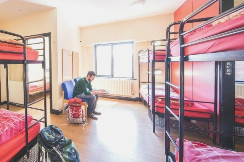Không gian phòng ngủ tập thể tại một youth hostel