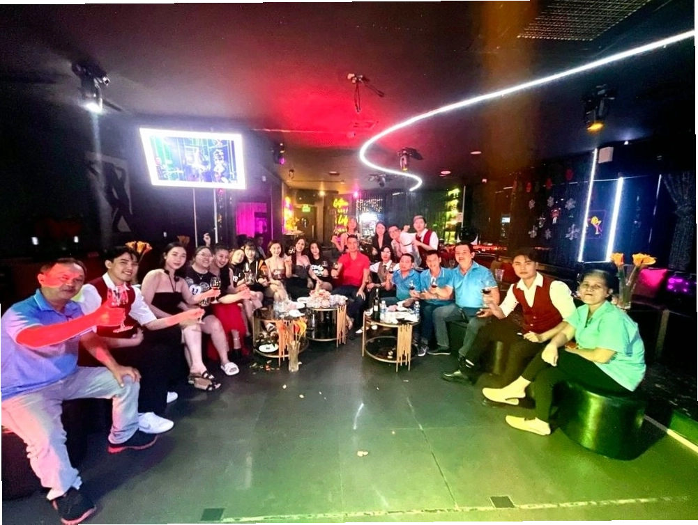 Không gian sôi động và náo nhiệt tại Phòng trà Dubai