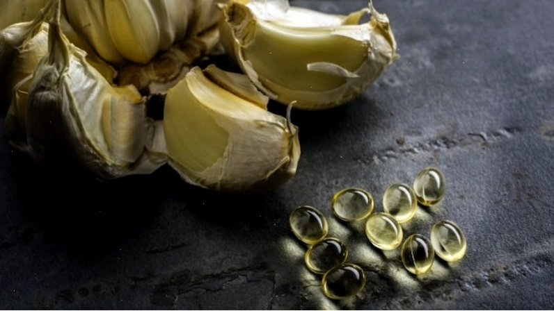 Không nên ăn tỏi khi dùng dầu cá hoặc vitamin E