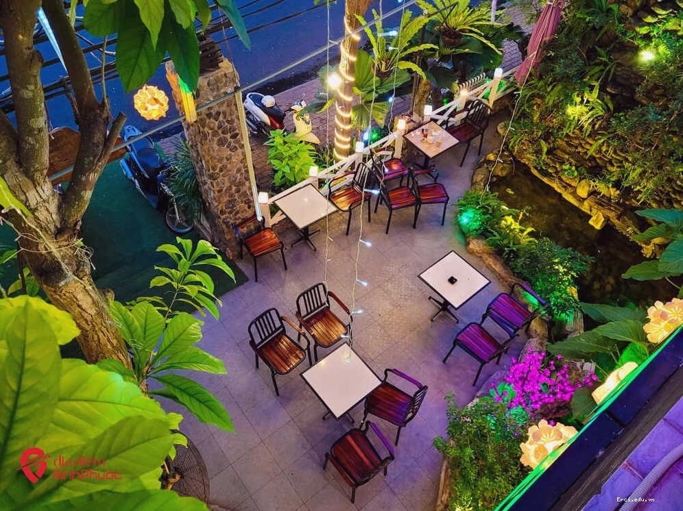 Khu vực ngồi thoáng đãng tại Cafe Đồng Dao