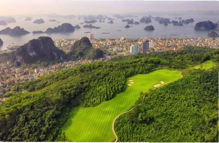 Khu vực sân golf nhìn ra Vịnh Hạ Long