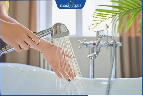 Kiểm tra nhiệt độ nước tắm cho bé