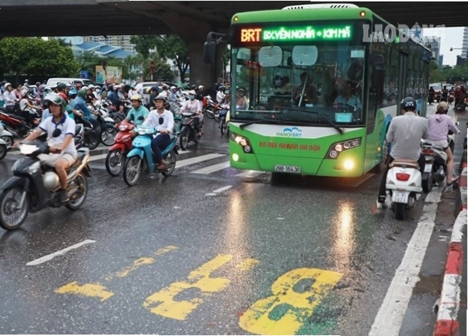 Làn đường BRT được phân biệt rõ ràng với vạch kẻ và biển báo
