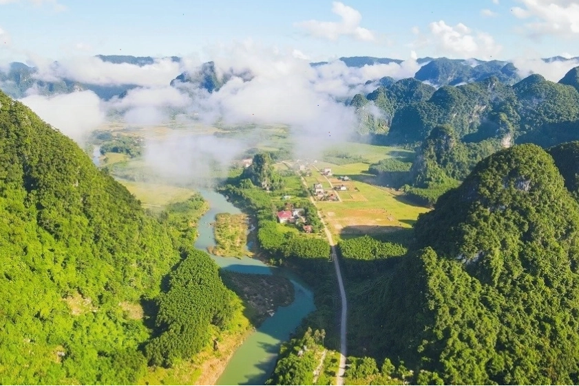 Lễ hội địa phương thu hút du khách tham quan và trải nghiệm