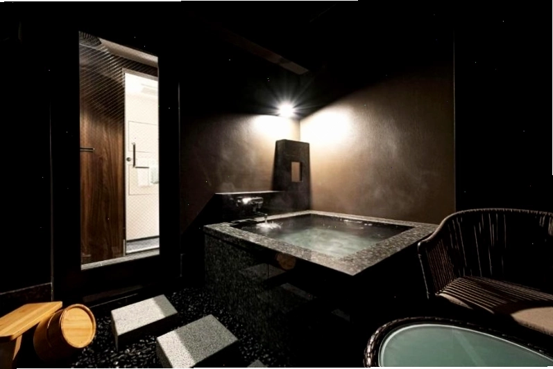Lối đi nhỏ dẫn vào ryokan với đèn lồng truyền thống