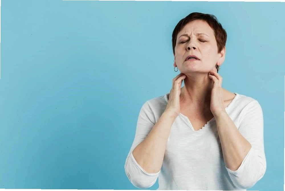 Massage nhẹ nhàng vùng cổ giúp giảm tình trạng căng cơ và vẹo cổ