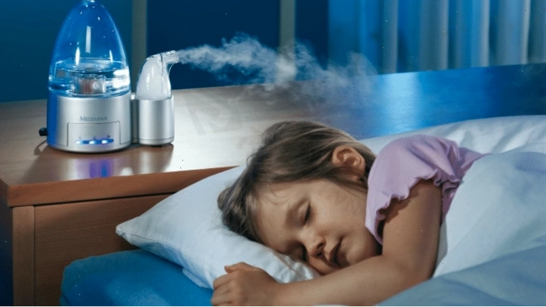 Máy tạo độ ẩm giúp không khí trong phòng dễ chịu hơn, giảm ho cho bé