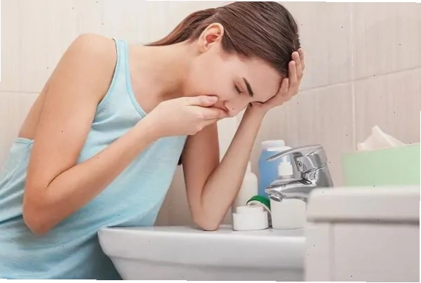 Mẹ bầu bước qua người chồng để thử mẹo dân gian chữa nghén