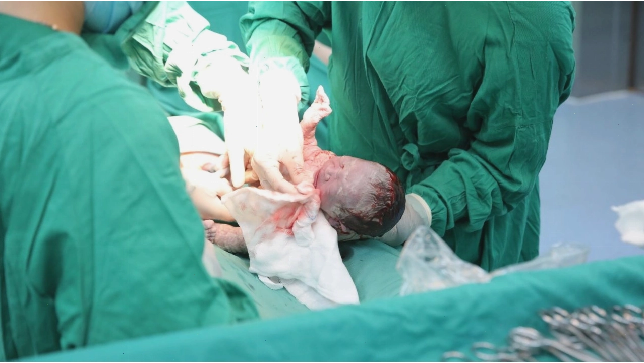 Mẹ sinh thường có nguy cơ bị bí tiểu hậu sản hơn mẹ sinh mổ