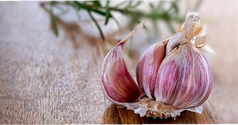 Mẹo chữa ê buốt răng tại nhà bằng tỏi