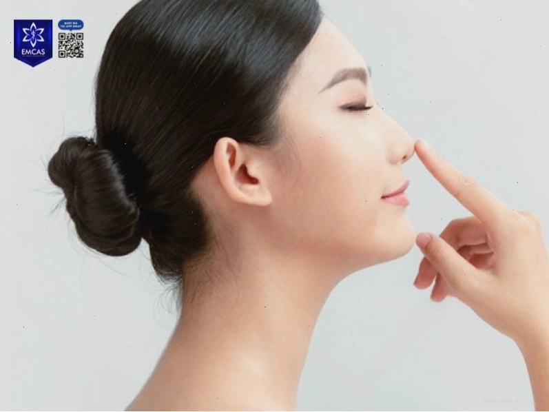 Minh họa các động tác vuốt, day, kéo mũi